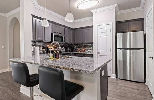 Richmond Apartment | Winter Modern Stay: Family & Corporate Friendly