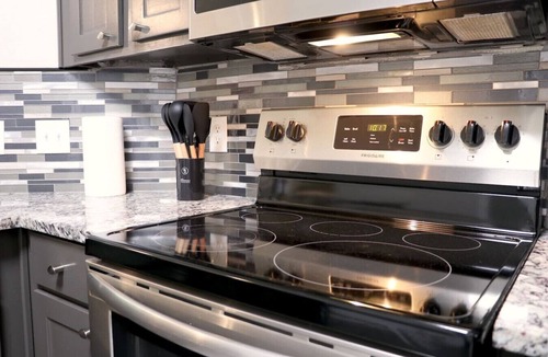 Richmond Apartment | Winter Modern Stay: Family & Corporate Friendly