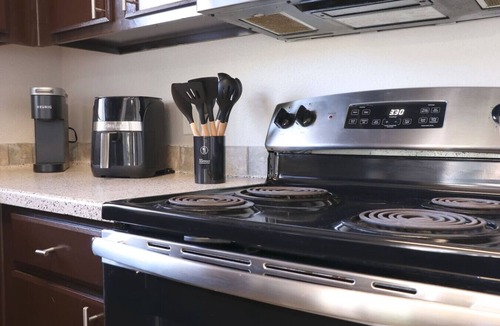 Richmond Apartment | Winter Modern Stay: Family & Corporate Friendly