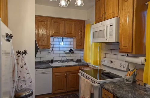 Merriam Park Apartment | Winter Nook- The Garden View