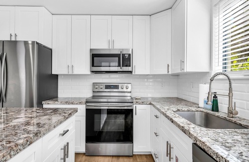 Victoria Park House | Winter Oasis ; Family & Pet Friendly ; Minutes 2 Beach & Las Olas
