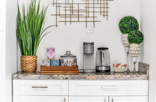 Victoria Park House | Winter Oasis ; Family & Pet Friendly ; Minutes 2 Beach & Las Olas