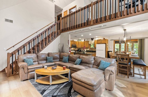 Lake Ariel Ski Chalet | Winter Retreat - Ski Hill+Tubing, Fire Place & More