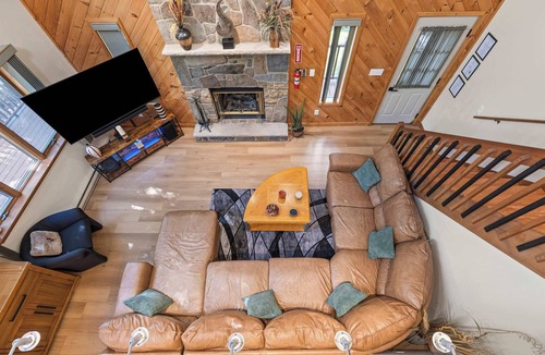 Lake Ariel Ski Chalet | Winter Retreat - Ski Hill+Tubing, Fire Place & More
