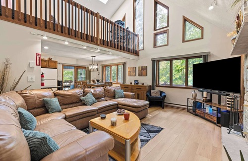 Lake Ariel Ski Chalet | Winter Retreat - Ski Hill+Tubing, Fire Place & More