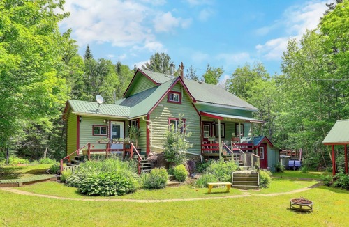 Les Pays-d'en-Haut Regional County Municipality Ski Chalet | Winter Ski Chalet Escape-Pet-Friendly, 5 Mins to Skiing & Top Ski Cross Course