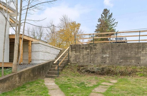 Bridgewater Apartment | Winter Snack Bar | Backyard Access | Private Entry