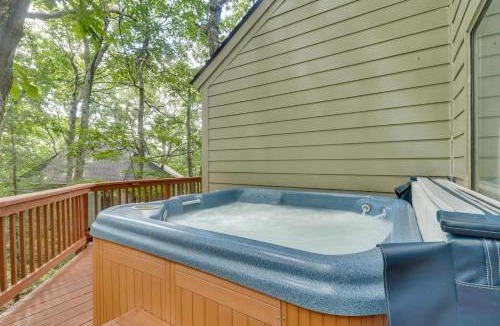 Treeloft House | Wintergreen Home w/Hot Tub, Deck & Mountain Views