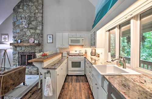 Treeloft Cottage | Wintergreen Resort Home w/2 Decks + Ski Access!