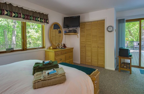 Chestnut Springs Cottage | Wintergreen Resort Home With Deck + Fire Pit!
