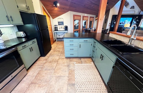 Chestnut Springs House | Wintergreen Cabin, Hot Tub, Sauna, Walk to Trails