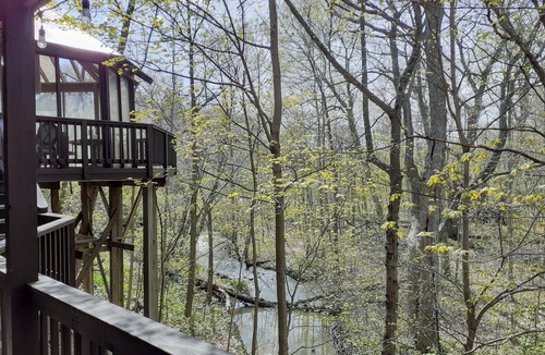 Racine Apartment | Wisconsin Treehouse Getaway!
