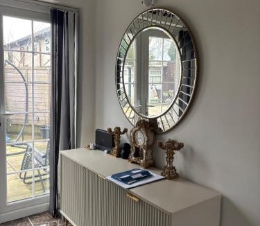 Farnworth House | Wise rooms- 7 Bed property modern furnishings