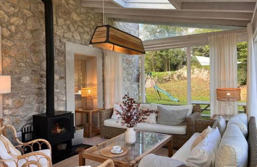 Lamadrid House | Wishome - Cuadra rehabilitada con piscina climatizada privada y jardín