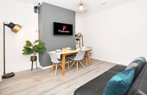 Crewe House | Wistaston B1 by YourStays