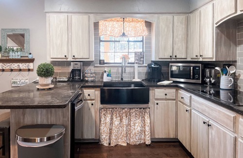 Summerfield Cottage | Wister Ridge Cottage Sleeps 10 3 Minutes to Wister Lake!