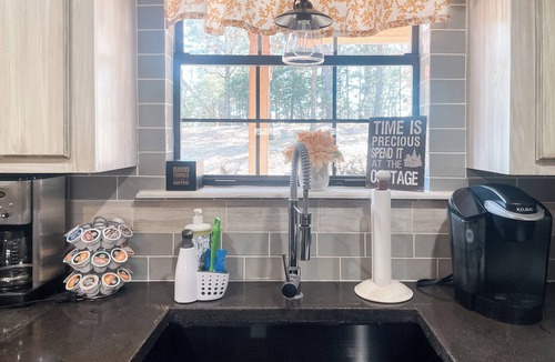 Summerfield Cottage | Wister Ridge Cottage Sleeps 10 3 Minutes to Wister Lake!