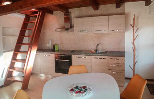 Cadenazzo Apartment | Wisteria House - Holiday Apartment