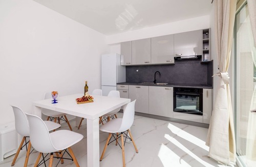 Kras Apartment | With 28m2 pool not far from the healing mud bay