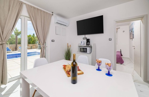 Kras Apartment | With 28m2 pool not far from the healing mud bay