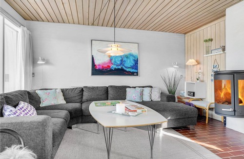 Rødhus House | With a beautiful view of the dunes and in an undisturbed location, this lovely vacation home is situ