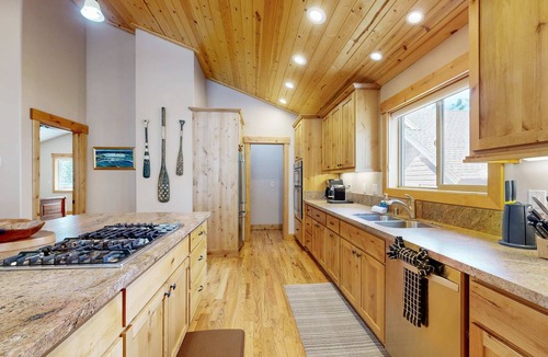 Brockway House | with Private Hot Tub & Deck Short Walk to Beach, Near Skiing