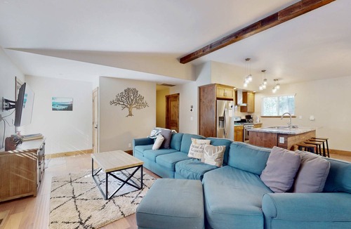 Tahoe Pines Cabin | with private hot tub - dog-friendly