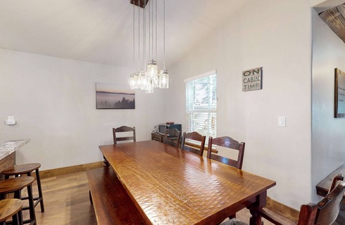 Tahoe Pines Cabin | with private hot tub - dog-friendly