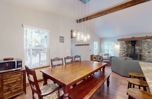 Tahoe Pines Cabin | with private hot tub - dog-friendly