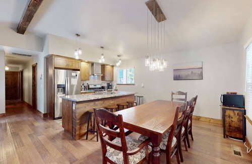 Tahoe Pines Cabin | with private hot tub - dog-friendly