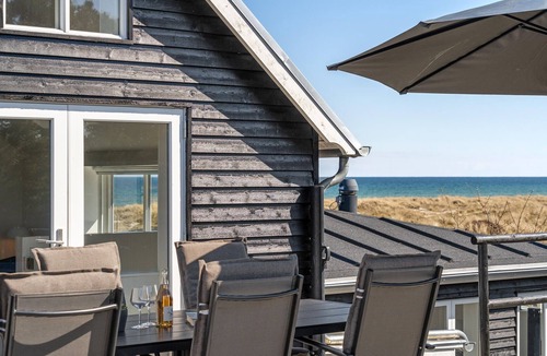 Grena Strand House | With probably Grenås best location, this exciting house in the dunes awaits you.