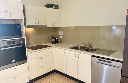 North Ward Apartment | Within reach of the beach!