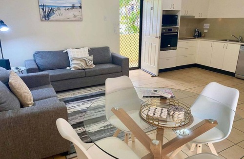 North Ward Apartment | Within reach of the beach!