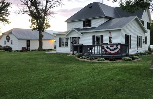 Dyersville House | Within Walking Distance of Field of Dreams Movie Site/MLB STADIUM