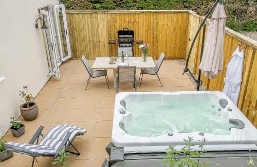 Horncastle House | Wits End Cottage