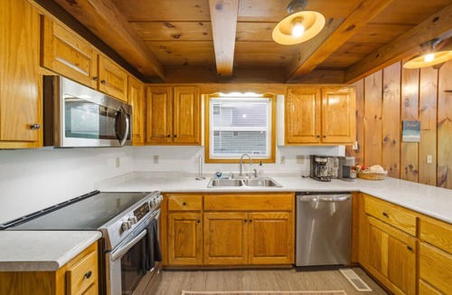Flat Hollow Marina Cabin | Witt's Cove Landing Lakefront, cov'd dock+hot tub