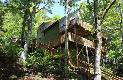 Flat Hollow Marina Cabin | Witt's Cove Landing Lakefront, cov'd dock+hot tub