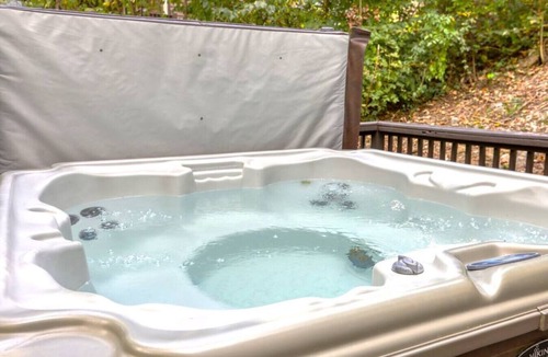 Flat Hollow Marina Cabin | Witt's Cove Landing Lakefront, cov'd dock+hot tub