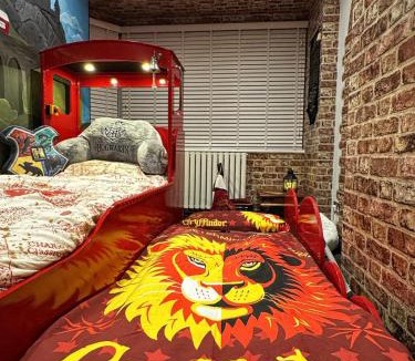 Kings Langley Apartment | Wizards Retreat - 8 Mins to Warner Bros Studio!