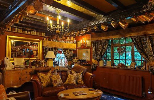 Alderley Edge House | Wizards Thatch Luxury Suites