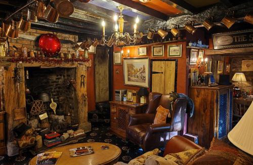 Alderley Edge House | Wizards Thatch Luxury Suites