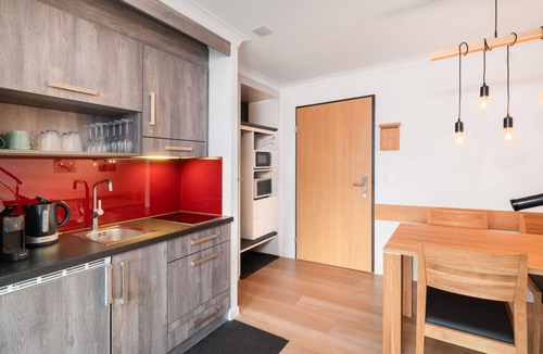 Beatenberg Apartment | Wohnung Edelweiss direkt in 4 Sterne Hotel by Interhome