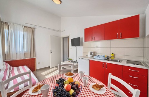 Businci Apartment | Wohnung in Okrug Gornji mit Privatem Pool by Interhome