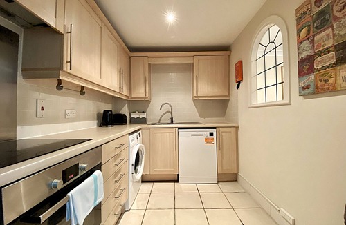 Woking Apartment | Woking 2-Bed Flat with Balcony and Parking