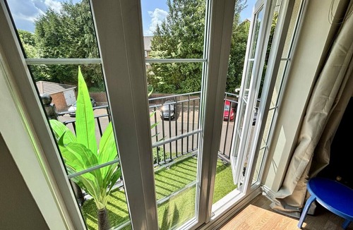 Woking Apartment | Woking 2-Bed Flat with Balcony and Parking