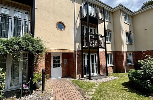 Woking Apartment | Woking 2-Bed Flat with Balcony and Parking