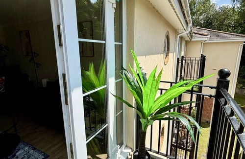 Woking Apartment | Woking 2-Bed Flat with Balcony and Parking