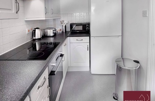 Knaphill House | Woking - Parking, Garden, 2Bed