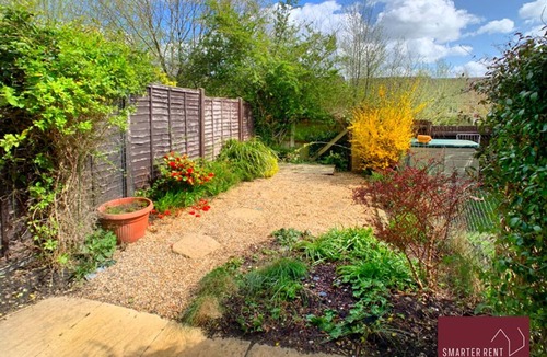 Knaphill House | Woking - Parking, Garden, 2Bed