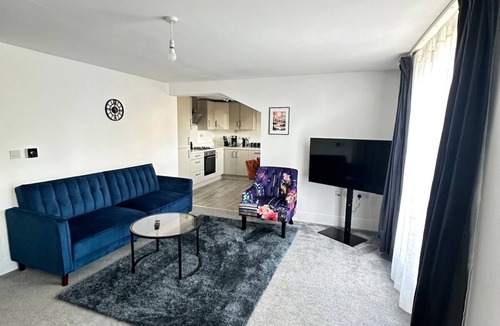 Woking Apartment | Woking Work Stay – 2 Beds + Park
